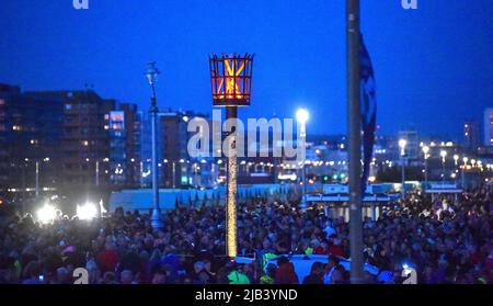 Hove , Brighton UK 2. June 2022 - die Beleuchtung des Platinum Jubilee LED Leuchtfeuers der Königin an der Küste von Hove heute Abend als Leuchtfeuer im ganzen Land während der Feierlichkeiten beleuchtet werden : Credit Simon Dack / Alamy Live News Stockfoto