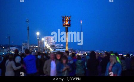 Hove , Brighton UK 2. June 2022 - die Beleuchtung des Platinum Jubilee LED Leuchtfeuers der Königin an der Küste von Hove heute Abend als Leuchtfeuer im ganzen Land während der Feierlichkeiten beleuchtet werden : Credit Simon Dack / Alamy Live News Stockfoto