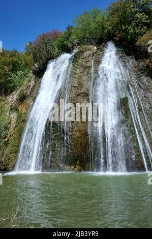 Wasserfall-Landschaft. Ayuns Fallwasserstrom. Fluss Nahal Ayun. Naturschutzgebiet und Nationalpark. Oberes Galiläas, Israel Stockfoto