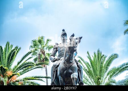 Argentinien, Salta - April 14. 2022: Statue auf dem Hauptplatz Stockfoto