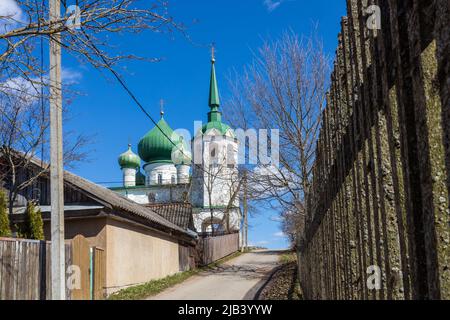 Staraya Ladoga, Russland - 02. Mai 2022. Kirche des Hl. Johannes des Täufers Geburt auf dem Berg Malysheva in Staraya Ladoga.Russland. Stockfoto