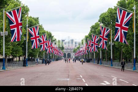 Ein GV von Union Jack Fahnen hing entlang der Mall vor dem Platinum Jubilee Wochenende der Königin. Bild aufgenommen am 1.. Juni 2022. © Belinda Jiao jiao.bilin Stockfoto