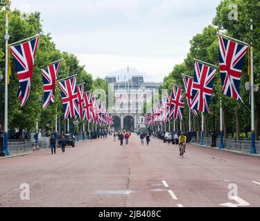 Ein GV von Union Jack Fahnen hing entlang der Mall vor dem Platinum Jubilee Wochenende der Königin. Bild aufgenommen am 1.. Juni 2022. © Belinda Jiao jiao.bilin Stockfoto