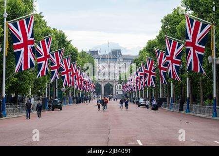 Ein GV von Union Jack Fahnen hing entlang der Mall vor dem Platinum Jubilee Wochenende der Königin. Bild aufgenommen am 1.. Juni 2022. © Belinda Jiao jiao.bilin Stockfoto