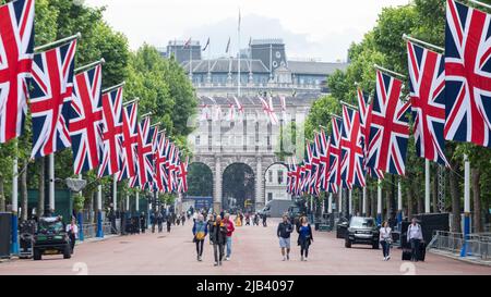 Ein GV von Union Jack Fahnen hing entlang der Mall vor dem Platinum Jubilee Wochenende der Königin. Bild aufgenommen am 1.. Juni 2022. © Belinda Jiao jiao.bilin Stockfoto