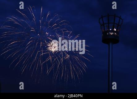 Mountsorrel, Leicestershire, Großbritannien. 2.. Juni 2022. Während der Feierlichkeiten zum Platinum Jubilee explodiert hinter dem Leuchtfeuer auf dem Castle Hill ein Feuerwerk. Tausende von Leuchttürmen wurden in den Regionen Großbritanniens angezündet, um Königin Elizabeth IIÕs 70.-jähriges Thronjahr zu markieren. Credit Darren Staples/Alamy Live News. Stockfoto