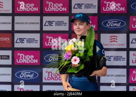 Emma Norsgaard Bjerg vom Movistar Team, 3. Platz beim RideLondon Classique 2022 Elite-Damenrad-Rennen, auf dem Podium in Maldon, Essex, Großbritannien Stockfoto