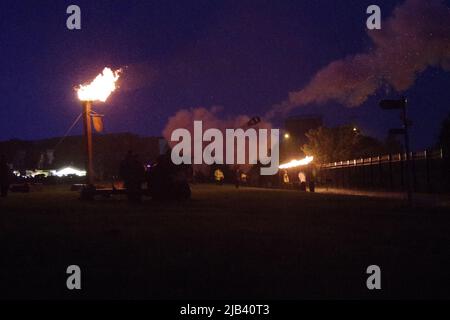 Wallsend, England, 2. Juni 2022. Das 101. Regiment Royal Artillery feuerte eine 105mm Kanone, um das Ende des förmlichen Verfahrens während des Platin-Jubiläums der Königin im römischen Fort Segedunum anzukündigen. Quelle: Colin Edwards / Alamy Live News Stockfoto