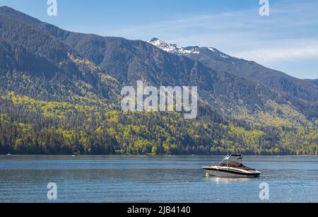 Wunderschöner Blick auf Cultus Lake, BC, Kanada. Entspannen Sie sich in Cultus Lake, Chilliwack. Blick auf einen schönen See mit Pier und Bergen im Hintergrund. Stockfoto