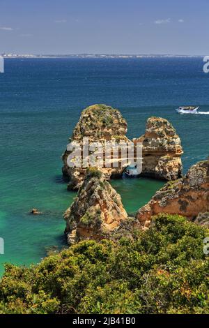 Der Leixao da Boneca-Doll Sea Stack mit Blick auf den Strand Praia da Boneca. Lagos-Portugal-267 Stockfoto