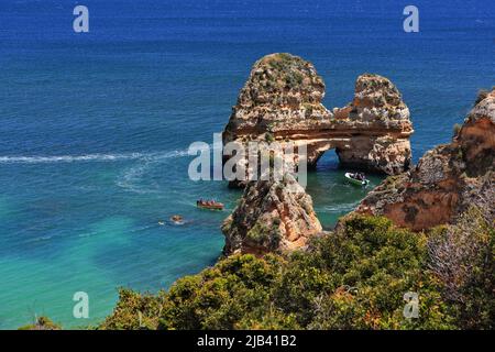 Der Leixao da Boneca-Doll Sea Stack mit Blick auf den Strand Praia da Boneca. Lagos-Portugal-268 Stockfoto