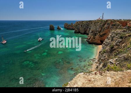 Steile Klippen-Touristen-Motorboote-Ostufer des Ponta da Piedade Point. Lagos-Portugal-277 Stockfoto