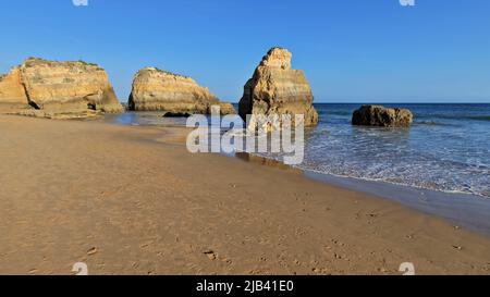 Sonnenuntergang über den Felsformationen Praia dos Tres Castelos Beach. Portimao-Portugal-287 Stockfoto