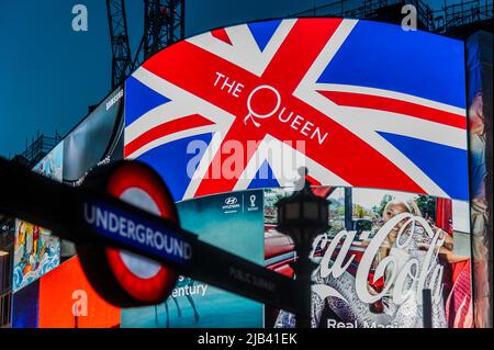 London, Großbritannien. 02.. Juni 2022. Zur Feier des Platinum Jubilee der Queen, London, Großbritannien, werden in Piccadilly Circus als Leuchtfeuer auf der ganzen Welt Menschenmengen angezündet. Kredit: Guy Bell/Alamy Live Nachrichten Stockfoto