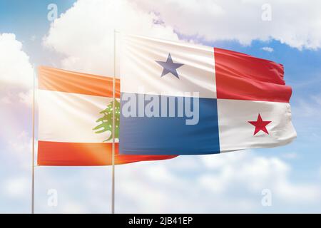 Sonniger blauer Himmel und Flaggen von panama und libanon Stockfoto