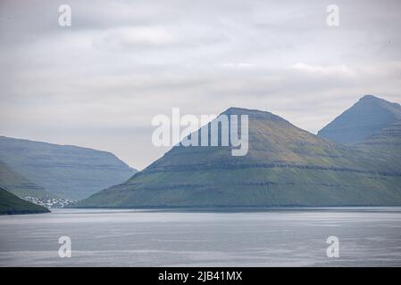 Kunoy-Inseln von der Fähre aus gesehen, die von Klaksvik nach Kalsoy-Inseln, Färöer-Inseln, fährt Stockfoto