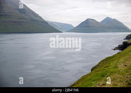 Kunoy-Inseln von der Fähre aus gesehen, die von Klaksvik nach Kalsoy-Inseln, Färöer-Inseln, fährt Stockfoto