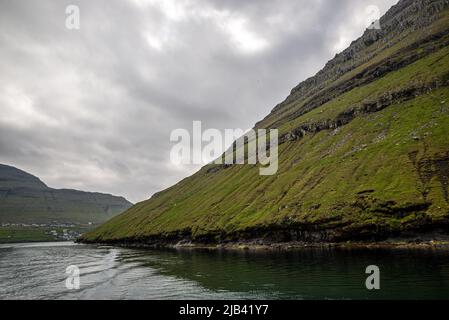 Kunoy-Inseln von der Fähre aus gesehen, die von Klaksvik nach Kalsoy-Inseln, Färöer-Inseln, fährt Stockfoto