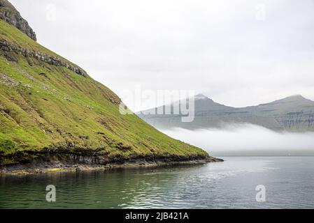 Kunoy-Inseln von der Fähre aus gesehen, die von Klaksvik nach Kalsoy-Inseln, Färöer-Inseln, fährt Stockfoto