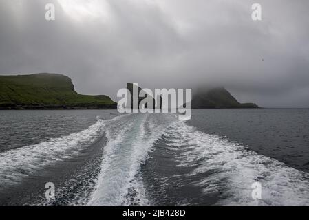 Felsformation Drangarnir auf der Insel Vagar von einem Boot aus gesehen, Färöer-Inseln Stockfoto