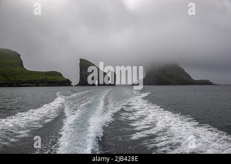 Felsformation Drangarnir auf der Insel Vagar von einem Boot aus gesehen, Färöer-Inseln Stockfoto