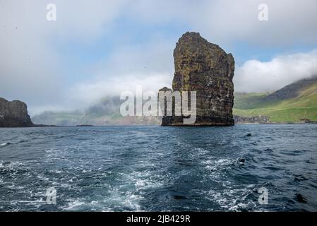 Litli Drangur Cliff Og Drangarnir Felsformation auf Vagar Island von einem Boot aus gesehen, Färöer Inseln Stockfoto