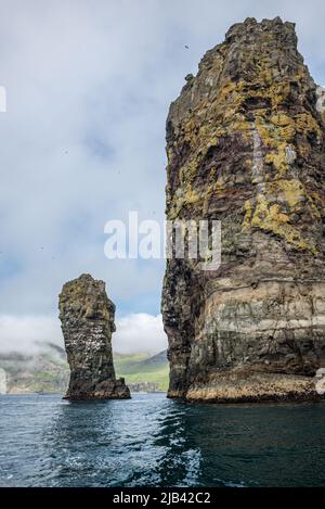 Litli Drangur Cliff Og Drangarnir Felsformation auf Vagar Island von einem Boot aus gesehen, Färöer Inseln Stockfoto