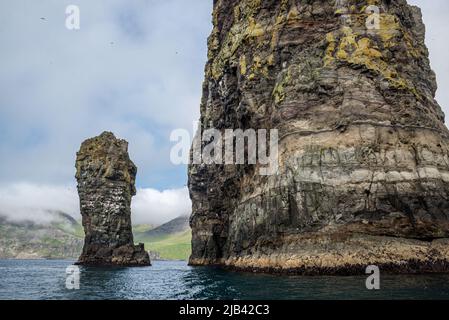 Litli Drangur Cliff Og Drangarnir Felsformation auf Vagar Island von einem Boot aus gesehen, Färöer Inseln Stockfoto