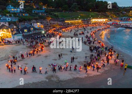 Lyme Regis, Dorset, Großbritannien. 2.. Juni 2022. Fackelzug und Leuchtfeuer bei Lyme Regis in Dorset, um das Platinum Jubilee der Königin zu feiern. Blick auf die Fackelparade aus der Luft, während sie den Strand vor der Leuchtfeuer-Beleuchtung durch den Bürgermeister der Stadt umkreist. Bildnachweis: Graham Hunt/Alamy Live News Stockfoto