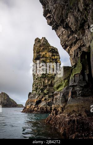 Felsformation Drangarnir auf der Insel Vagar von einem Boot aus gesehen, Färöer-Inseln Stockfoto