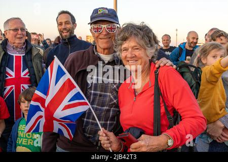 Hove Promenade, Hove Lagoon, City of Brighton & Hove, East Sussex, Großbritannien. Hove Beacon Neuentage feiert die Feierlichkeiten zum Platin-Jubiläum von Königin Elizabeth II. Das Leuchtfeuer wurde mit einem speziell entworfenen LED-Display angezündet, das vom lokalen Künstler Eleni Shiarlis erstellt wurde. Dies wird eine permanente Anzeige sein, die jeden Abend eingeschaltet wird. Hunderte von Anwohnern nahmen an der Beleuchtung des Leuchtfeuers Teil. Juni 2. 2022. David Smith/Alamy News Stockfoto