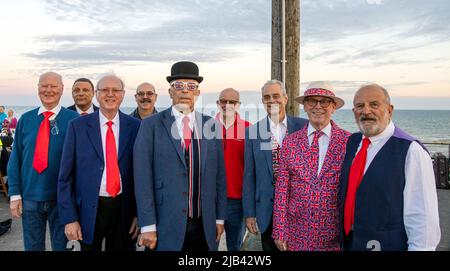 Hove Promenade, Hove Lagoon, City of Brighton & Hove, East Sussex, Großbritannien. Hove Beacon Neuentage feiert die Feierlichkeiten zum Platin-Jubiläum von Königin Elizabeth II. Das Leuchtfeuer wurde mit einem speziell entworfenen LED-Display angezündet, das vom lokalen Künstler Eleni Shiarlis erstellt wurde. Dies wird eine permanente Anzeige sein, die jeden Abend eingeschaltet wird. Vor der feierlichen Beleuchtung wurden Hunderte von Anwohnern von Der A-cappella-Gruppe Sussex Kings of Harmony unterhalten. 2.. Juni 2022. David Smith/Alamy News Stockfoto