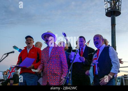 Hove Promenade, Hove Lagoon, City of Brighton & Hove, East Sussex, Großbritannien. Hove Beacon Neuentage feiert die Feierlichkeiten zum Platin-Jubiläum von Königin Elizabeth II. Das Leuchtfeuer wurde mit einem speziell entworfenen LED-Display angezündet, das vom lokalen Künstler Eleni Shiarlis erstellt wurde. Dies wird eine permanente Anzeige sein, die jeden Abend eingeschaltet wird. Vor der feierlichen Beleuchtung wurden Hunderte von Anwohnern von Der A-cappella-Gruppe Sussex Kings of Harmony unterhalten. 2.. Juni 2022. David Smith/Alamy News Stockfoto