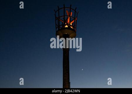 Hove Promenade, Hove Lagoon, City of Brighton & Hove, East Sussex, Großbritannien. Hove Beacon Neuentage feiert die Feierlichkeiten zum Platin-Jubiläum von Königin Elizabeth II. Das Leuchtfeuer wurde mit einem speziell entworfenen LED-Display angezündet, das vom lokalen Künstler Eleni Shiarlis erstellt wurde. Dies wird eine permanente Anzeige sein, die jeden Abend eingeschaltet wird. 2.. Juni 2022. David Smith/Alamy News Stockfoto