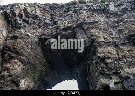 Arch of Stori Drangur of Drangarnir Felsformation auf der Insel Vagar von einem Boot aus gesehen, Färöer-Inseln Stockfoto