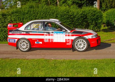 1996 90s 90er Mitsubishi Lancer Rallye-Auto. Kenyon & Gragg, Kenny, North West Stages, rot weiß, Ankunft in worden Park Motor Village für das Leyland Festival, Großbritannien Stockfoto