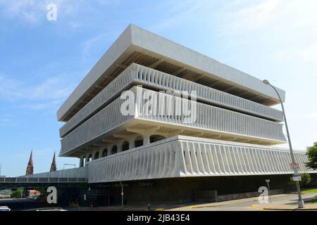 Das Albany Cultural Education Center ist ein Gebäude im Brutalismus-Stil, das 1961 an der Südseite des Empire State Plaza im Zentrum von Albany, New York, fertiggestellt wurde Stockfoto