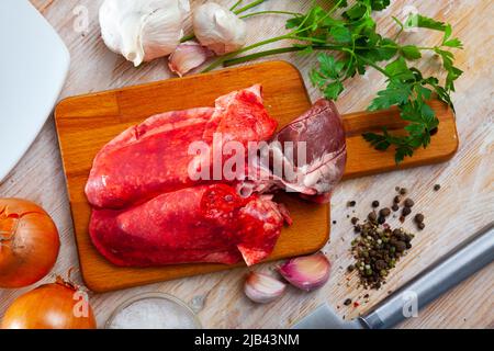 Rohes Lamm Lunge und Herz mit natürlichen Zutaten Stockfoto