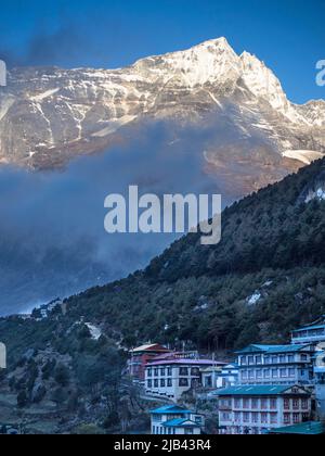 Morgensonne fällt auf Kongde Ri (6187m) über den Trekking Lodges des Namche Bazaar Stockfoto