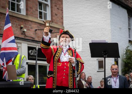 Lymm, KH, Großbritannien. 2.. Juni 2022. Donnerstagabend, 2. Juni 2022 - Menschenmassen versammelten sich um den Lower Dam in Lymm, Ceshire, England, um das Platin-Jubiläum der Königin zu feiern, wo einer von vielen Leuchttürmen im ganzen Land beleuchtet wurde.Quelle: John Hopkins/Alamy Live News Stockfoto