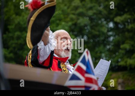 Lymm, KH, Großbritannien. 2.. Juni 2022. Donnerstagabend, 2. Juni 2022 - Menschenmassen versammelten sich um den Lower Dam in Lymm, Ceshire, England, um das Platin-Jubiläum der Königin zu feiern, wo einer von vielen Leuchttürmen im ganzen Land beleuchtet wurde.Quelle: John Hopkins/Alamy Live News Stockfoto