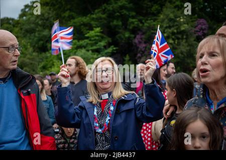 Lymm, KH, Großbritannien. 2.. Juni 2022. Donnerstagabend, 2. Juni 2022 - Menschenmassen versammelten sich um den Lower Dam in Lymm, Ceshire, England, um das Platin-Jubiläum der Königin zu feiern, wo einer von vielen Leuchttürmen im ganzen Land beleuchtet wurde.Quelle: John Hopkins/Alamy Live News Stockfoto