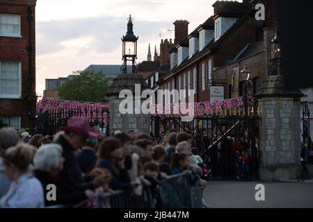 Windsor, Großbritannien. 2.. Juni 2022. Ungefähr 85.000 kamen heute Abend zum Long Walk in Windsor, um die Beleuchtung des Leuchtfeuers zu beobachten, um das Platin-Jubiläum Ihrer Majestät der Königin zu feiern. Der Beleuchtung des Leuchtfeuers durch Admiral Sir James Perowne und den Bürgermeister des königlichen Bezirks Windsor und Maidenhead Cllr Christine Bateson folgte ein Feuerwerk über Windsor Castle. Quelle: Maureen McLean/Alamy Live News Stockfoto