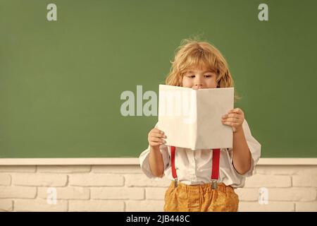 Teenager Junge im Klassenzimmer. Zurück zur Schule. Wissenstag. Konzept der Bildung. Stockfoto