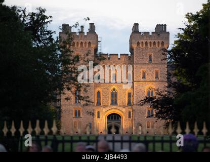 Windsor, Großbritannien. 2.. Juni 2022. Ungefähr 85.000 kamen heute Abend zum Long Walk in Windsor, um die Beleuchtung des Leuchtfeuers zu beobachten, um das Platin-Jubiläum Ihrer Majestät der Königin zu feiern. Der Beleuchtung des Leuchtfeuers durch Admiral Sir James Perowne und den Bürgermeister des königlichen Bezirks Windsor und Maidenhead Cllr Christine Bateson folgte ein Feuerwerk über Windsor Castle. Quelle: Maureen McLean/Alamy Live News Stockfoto