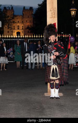 Windsor, Großbritannien. 2.. Juni 2022. Ungefähr 85.000 kamen heute Abend zum Long Walk in Windsor, um die Beleuchtung des Leuchtfeuers zu beobachten, um das Platin-Jubiläum Ihrer Majestät der Königin zu feiern. Der Beleuchtung des Leuchtfeuers durch Admiral Sir James Perowne und den Bürgermeister des königlichen Bezirks Windsor und Maidenhead Cllr Christine Bateson folgte ein Feuerwerk über Windsor Castle. Quelle: Maureen McLean/Alamy Live News Stockfoto