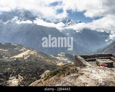 Syangboche Airstrip (SYH) (L) und Namche Bazaar (C) vom Grat 4200m über Khunde. Stockfoto