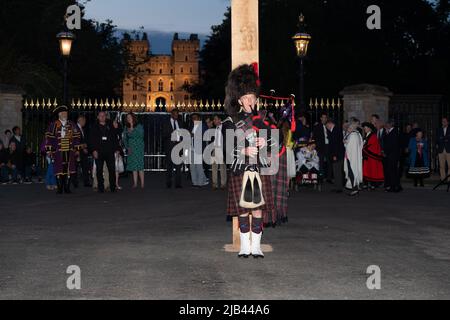 Windsor, Großbritannien. 2.. Juni 2022. Ungefähr 85.000 kamen heute Abend zum Long Walk in Windsor, um die Beleuchtung des Leuchtfeuers zu beobachten, um das Platin-Jubiläum Ihrer Majestät der Königin zu feiern. Der Beleuchtung des Leuchtfeuers durch Admiral Sir James Perowne und den Bürgermeister des königlichen Bezirks Windsor und Maidenhead Cllr Christine Bateson folgte ein Feuerwerk über Windsor Castle. Quelle: Maureen McLean/Alamy Live News Stockfoto