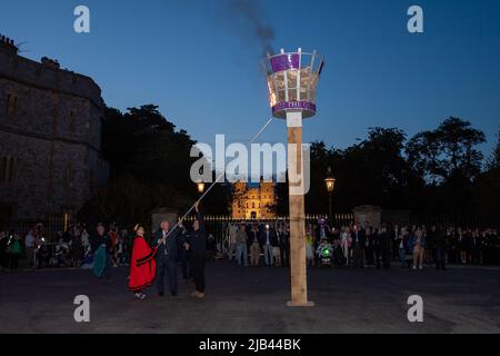 Windsor, Großbritannien. 2.. Juni 2022. Ungefähr 85.000 kamen heute Abend zum Long Walk in Windsor, um die Beleuchtung des Leuchtfeuers zu beobachten, um das Platin-Jubiläum Ihrer Majestät der Königin zu feiern. Der Beleuchtung des Leuchtfeuers durch Admiral Sir James Perowne und den Bürgermeister des königlichen Bezirks Windsor und Maidenhead Cllr Christine Bateson folgte ein Feuerwerk über Windsor Castle. Quelle: Maureen McLean/Alamy Live News Stockfoto