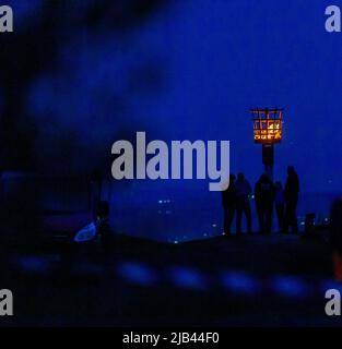 Halifax, West Yorkshire, Großbritannien. 2.. Juni 2022. Die Szenen auf dem Beacon Hill oberhalb von Halifax, Calderdale, West Yorkshire, Großbritannien, als das Leuchtfeuer anlässlich des Queens Platinum Jubilee am Donnerstagabend angezündet wurde. Kredit: Windmill Images/Alamy Live Nachrichten Stockfoto